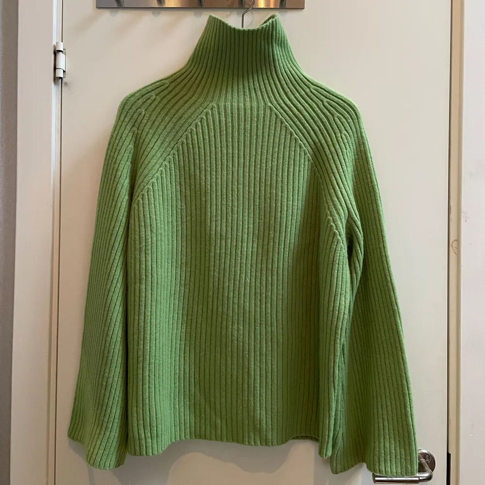Svinsnygg grön ribbstickad tröja från Storets i storlek S/M 💚Känns ”tung” och lyxig. Har aldrig använt så den är i nyskick. Jag köpte den för 900 kr💚. Tröjor & Koftor.