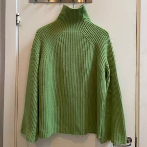 Svinsnygg grön ribbstickad tröja från Storets i storlek S/M 💚Känns ”tung” och lyxig. Har aldrig använt så den är i nyskick. Jag köpte den för 900 kr💚