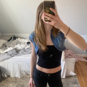Jeans bolero  - Säljer denna så söta blå bolero i jeans material!! Stl s💘 skriv vid fler frågor