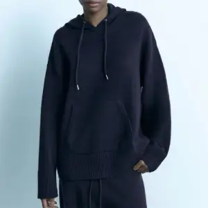 en jättefin stickad hoodie från zara som aldrig kommit till användning! säljs inte längre på hemsidan!! skriv för egna bilder💞💞