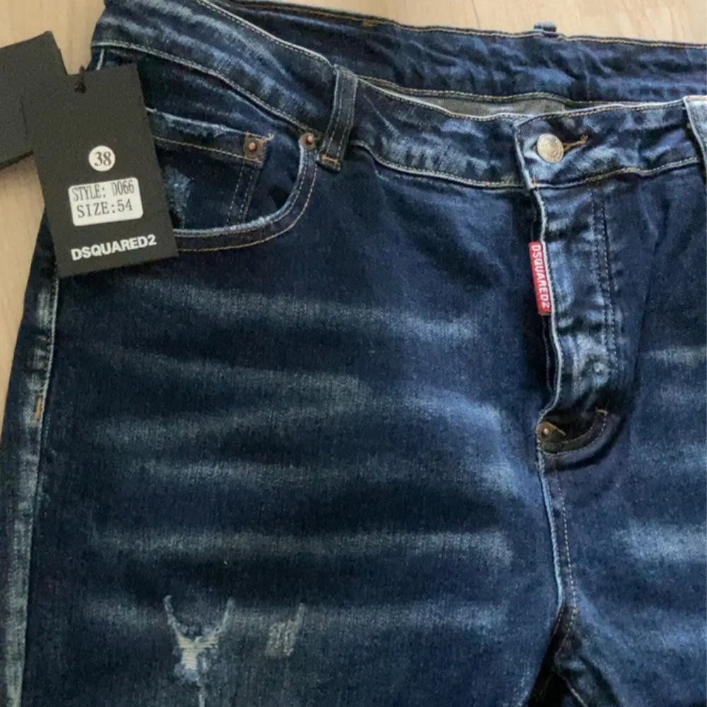 Hej! Säljer ett par helt nya dsquared2 byxor aldrig använda o är 10|10 i kvalité storlek 38/54 hör av er vid intresse eller frågor💛. Jeans & Byxor.