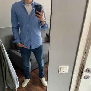 Ralph Lauren skjorta  - Skjorta från Ralph Lauren. Skjortan är i bra skick, inga defekter. QR kod finns för att kolla äkthet. Skriv om funderingar eller fler bilder!