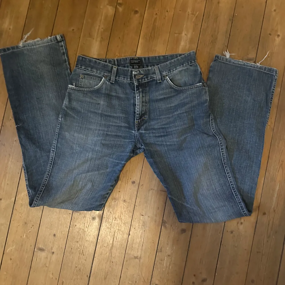 Snygg byxa  Midjemått rakt över 42cm  Innerbenslängd 91cm. Jeans & Byxor.