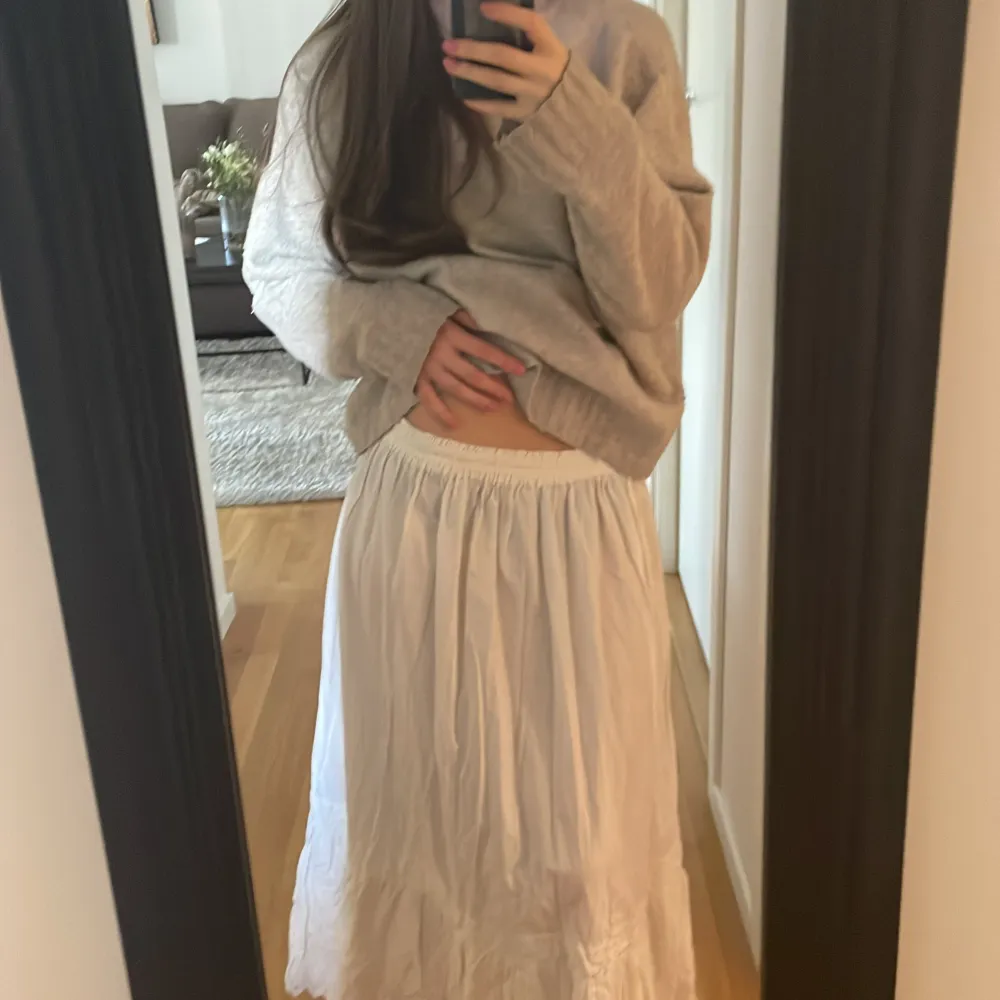 En vit fin lång kjol! Säljer för att den aldrig kommit till användning❤️. Kjolar.
