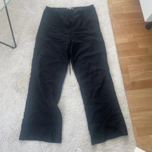 Linnebyxor - Finns en liten slitning längst ned på ena benet, se sista bilden. Annars fint skick.