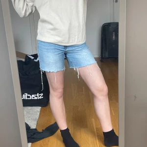 Jeansshorts  - Säljer mina jeansshorts som ej kommer till användning längre. Inga defekter, högmidjade. Storlek 38. Hör gärna av er vid eventuella frågor eller funderingar:)