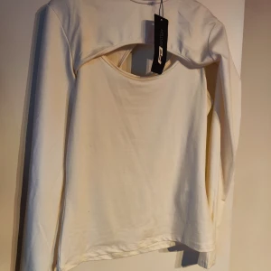 Snygg långärmad topp - Helt ny snygg långärmad topp med snygga detaljer.  