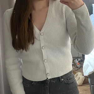 Vit tröja topp kofta cardigan puffärm pärlor blommig stenar detaljer stockholmstil coquette Zara  - BETALNING VIA SWISH ELLER VINTED! Storlek M enligt lappen, men väldigt liten i storlek! Passar mer som XS/S. 