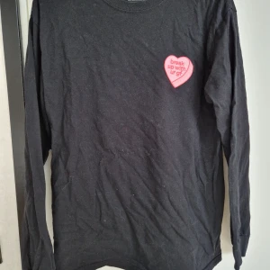 Ariana grande merch  - (LIGGER UPPE PÅ ANDRA SIDOR)  Storlek: M Märke: Ariana Grande  Anmärkningar: Kan ej hitta något  Ariana Grande - break up w your gf - alla hjärtansdag merch. Longsleeve T-shirt. Använd fåtal gånger. Kan behöva sig en tvätt & rollas. 