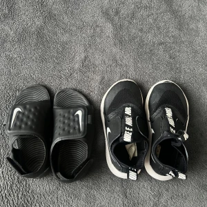 Nike  - Nike skor storlek 26. 70 kr Badtofflor storlek 25. 50 kr Nike byxor storlek 104. 40 kr Paketpris 150 kr 
