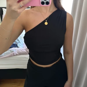 Topp - Svart topp. Storlek S. 70 kr.