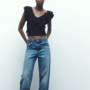 Zara topp  - Slutsåld svart zara topp med volang, fint skick inte använd ofta 💕Har vanligtvis XS men denna passar också super 