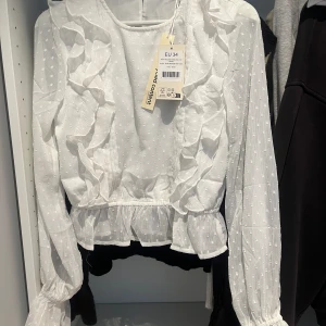 Blus  - Jätte fin blus från NA-KD, är tyvärr för stor så har inte kunnat använda den. Prislappen sitter kvar💖 Nypris 349 