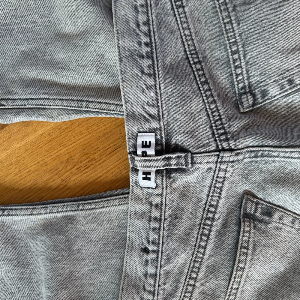 Hope jeans, i modellen rush. använda ett fåtal gånger🩷 köpta för 2000kr Hör av dig vid intresse🩷. Jeans & Byxor.