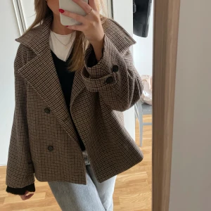 Arket kappa - Populära arket kappan i nyskick! Nypris 1800kr Strl 40 men skulle säga att den är mer som en 38🥰🥰