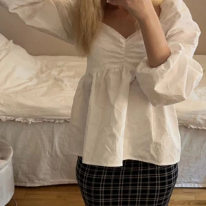 Blus - Superfin blus från Bikbok. Nyskick. Storlek s🩷