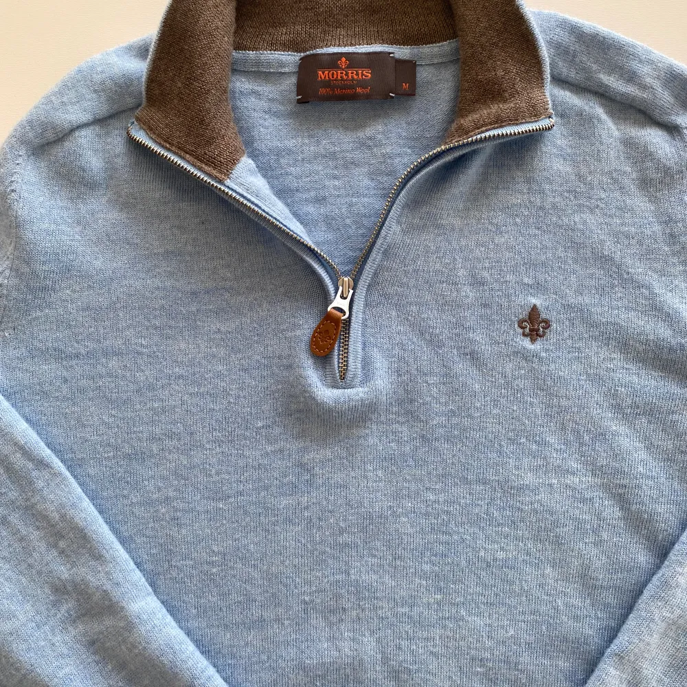 Säljer en väldigt fin zip tröja.  Märke: Morris Färg: ljusblå Liten i storleken, så tröjan är som S fast det står M. . Stickat.