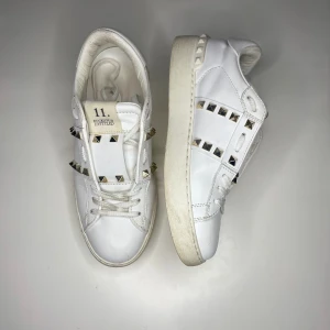 Valentino rockstud - Säljer jättefina valentinorockstud skor som är i bra skick. Ny pris 7000💕