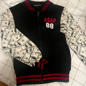 Kofta med dragkedja - En kofta med dragkedja som är fräsch som ny.  Använd kanske endast 1 gång. Den är i bra skick och tjock i matreal. 