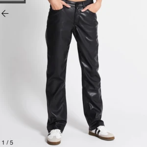 Skinn byxor  - Jätte snygga lågmidjade skin byxor. Använda 1 gång säljer då det var lite för korta på mig 