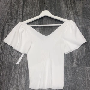 Vit blus  - Säljer denna oanvända super fina vita blusen från Only  Den är storlek Xs men materialet är stretchigt så passar S också. Helt ny har bara testat den och prislappen är kvar. (Syns på bild 2) Vid frågor kontakta mig via Plick  300kr+ frakt 