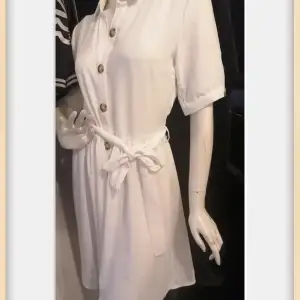 Mycket fin vit klänning! Style: Nutti Storlek: S  100% Polyester  Oanvänd då den är för liten för mig tyvärr..Så endast provad.   Passar fint till vår och sommar :)  Nypriset var 399kr och verkar nu vara slutsåld.
