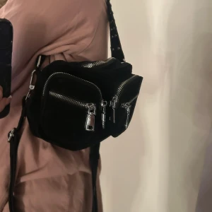 Noella väska - Helt ny och aldrig använd, tag kvar och inga defekter! Skriv för mer bilder eller frågor. Modellen på väskan heter Kendra! Nypris 749kr💓