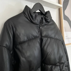 Jacka - Jacka i fint skick.  Storlek M men passar mig med storlek S. 