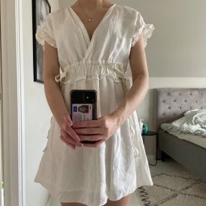 Zara klänning  - Så söt klänning från en gammal Zara kollektion🤞passar perfekt nu till sommaren eller till studenten🥳storlek s
