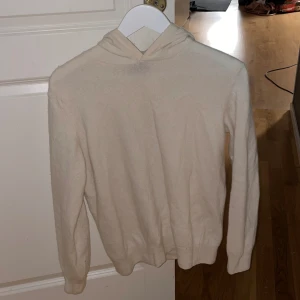 Hoodie Oscar Jacobsson - Säljer denna fina tröja från Oscar Jacobsson. Tröjan är i ull och Kashmir så det är en supermjuk och skön tröja. Tröjan köptes för ungefär en månad sen men då det gått lite snabbt på gymmet så är den förliten, så gott som ny alltså.