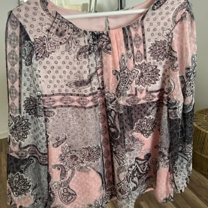 Oversized blus - Såå himla skön blus, materialet är fantastiskt. Kommer inte till användning längre.  Nypris: 499kr
