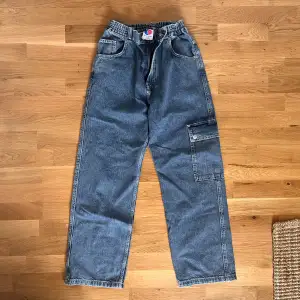 Jättefina baggy jeans, Shoplifter cargo District 46. Inköpta på Junkyard, nypris 900 kr. Använda ett fåtal gånger - som nya! 
