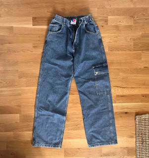 Baggy jeans District 46 - Jättefina baggy jeans, Shoplifter cargo District 46. Inköpta på Junkyard, nypris 900 kr. Använda ett fåtal gånger - som nya! 