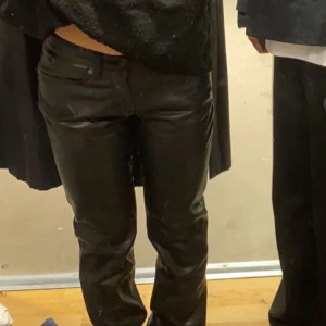 Lågmidjade skinn byxor  - Säljer mina lågmidjade skinnbyxor ifrån lager 157 i modellen ”icon” eftersom de ej kommer till användning💕