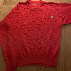 Röd vintage tröja från Lacoste i bra skick! Sitter som en oversized M