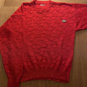 Lacoste tröja  - Röd vintage tröja från Lacoste i bra skick! Sitter som en oversized M
