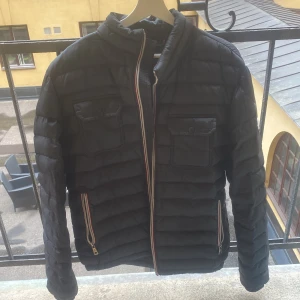 Moncler jacka  - Snygg moncler jacka, tyvärr är dragkedjan trasig men går att laga hos en skräddare. 