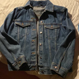 Jeansjacka, hm - Jeansjacka köpt på hm för ungefär ett år sedan aldrig använt.  Storlek: xs 