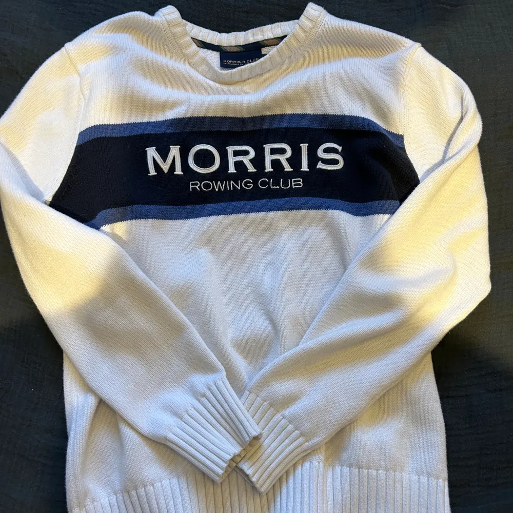 Vit stickad tröja av märket Morris. Storlek L men passar en större M.. Hoodies.