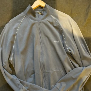 Hugo boss tröja  - Säljer min Hugo boss tröja som inte kommer till användning längre, storlek L men sitter åt lite så kan användas av en person som bär M