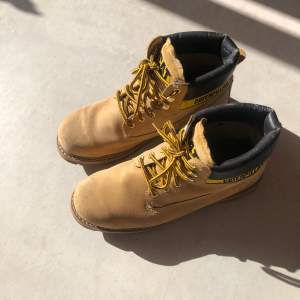 Caterpillar boots, ser ut som timberlands. Strlk 44 saknar sula. Kom dm vid intresse