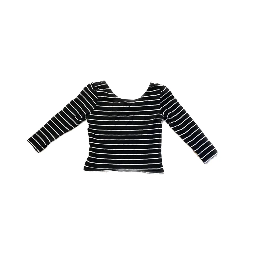 Fin svart och vit randig tröja med trekvarts ärmar! Storlek M skriv för fler bilder🫶. T-shirts.