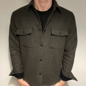 Les deux overshirt  - Säljer nu denna snygga overshirt ifrån les deux. Nypris är runt 2000 kr! Skicket är som nytt på den. Färgen är typ brun grå. Hör gärna av er 