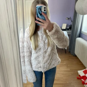 Jacka - Säljer denna fina jackan i storlek S från Vero Moda.  Använd 2 gånger och helt i nyskick.  200kr+frakt❤