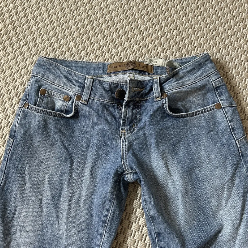 Assnygga lågmidjade jeans som tyvärr är för små för mig💓Midjemått: ca.37 cm Innerbenslängd: ca.80 cm. Köp på tidigare annons för gratis frakt💓. Jeans & Byxor.