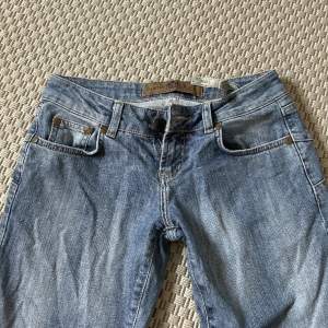 Assnygga lågmidjade jeans som tyvärr är för små för mig💓Midjemått: ca.37 cm Innerbenslängd: ca.80 cm. Köp på tidigare annons för gratis frakt💓