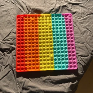 Poppit  - En stor poppit leksak med 256 pluppar på