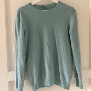 Stickad tröja - Säljer denna super fina tröja från benetton i 100% ”merino italian yarn”. Tröjan har inget tecken på användning, så i mycket bra skick! Tröjan anger inte storlek, men skulle säga att den är i storlek s/m💓