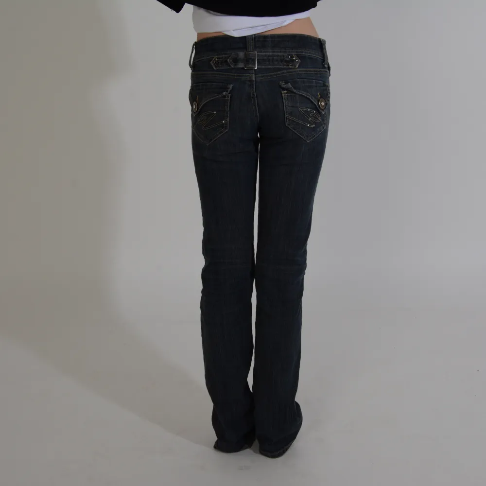 Lågmidjade jeans med detaljer på bakfickorna. Modellen är 163cm och storlek xs/s. Byxorna har några diamanter som har gått bort därför sänks priset. Annars är byxorna i bra skick. 🩷. Jeans & Byxor.