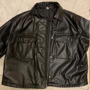 skinnjacka - oanvänd jacka i skinn-imitation från HM💗 sitter lite oversized på mig som vanligtvis har S! inga slitningar 💕